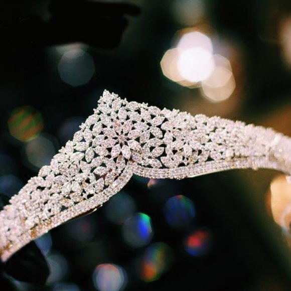 Elegant Cubic Zirconia Tiara, Silver main image 4